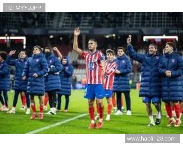 科克荣获马竞700场里程碑纪念球衣与全队温馨合影留念